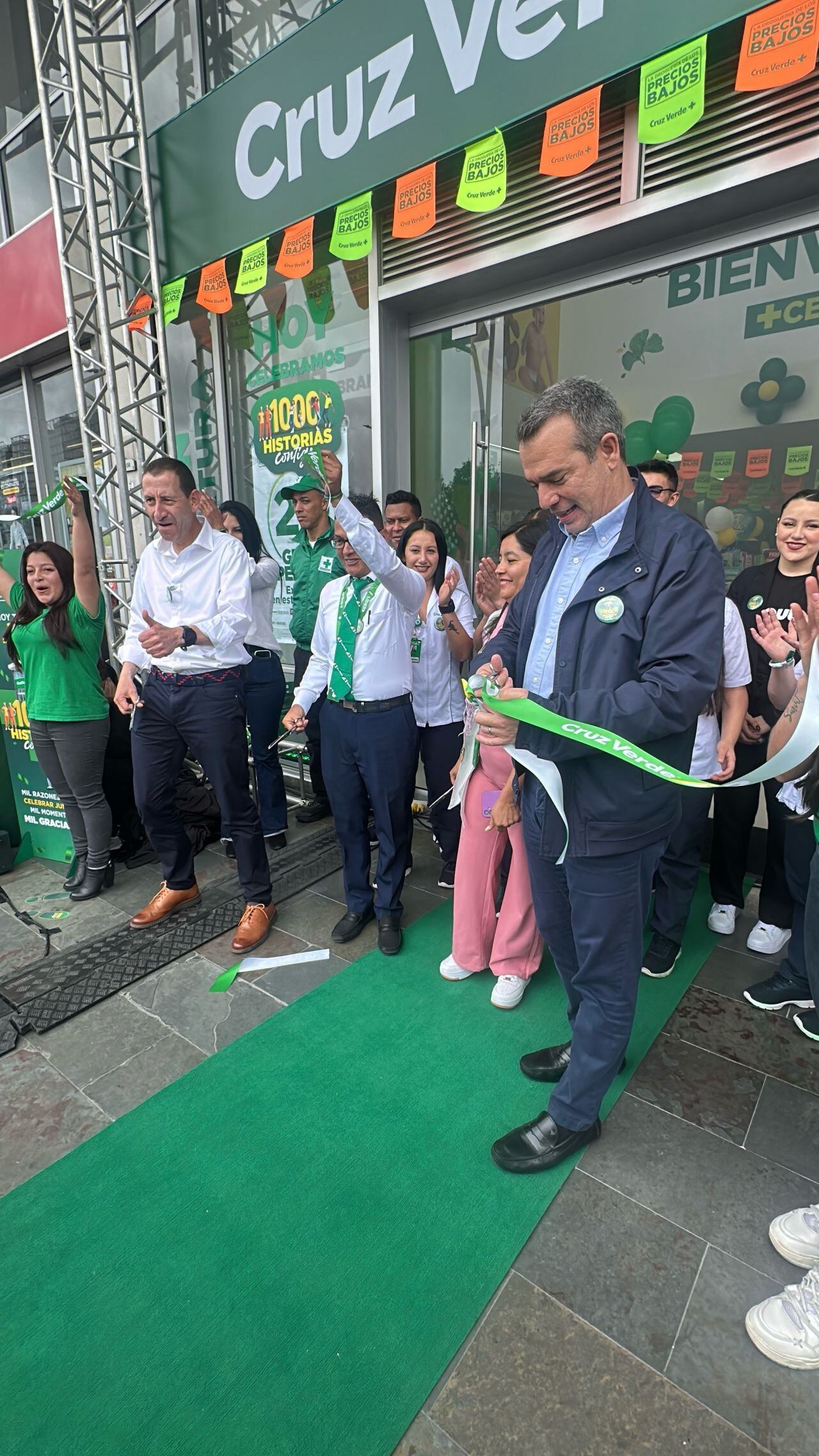 Julio César Martínez, inaugurando la droguería Cruz Verde número 1000 en Colombia.