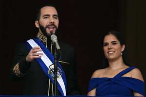 El presidente de El Salvador, Nayib Bukele (izq.), se dirige a los asistentes junto a su esposa Gabriela Rodríguez después de prestar juramento en el Palacio Nacional en el centro de San Salvador el 1 de junio de 2024. Bukele toma juramento para un segundo mandato, más popular... y más. poderoso... que nunca. El hombre de 42 años, reelegido en febrero con el 85 por ciento de los votos, gobernará durante otros cinco años con un control casi total del parlamento y otras instituciones estatales.