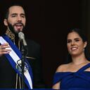 El presidente de El Salvador, Nayib Bukele (izq.), se dirige a los asistentes junto a su esposa Gabriela Rodríguez después de prestar juramento en el Palacio Nacional en el centro de San Salvador el 1 de junio de 2024. Bukele toma juramento para un segundo mandato, más popular... y más. poderoso... que nunca. El hombre de 42 años, reelegido en febrero con el 85 por ciento de los votos, gobernará durante otros cinco años con un control casi total del parlamento y otras instituciones estatales.