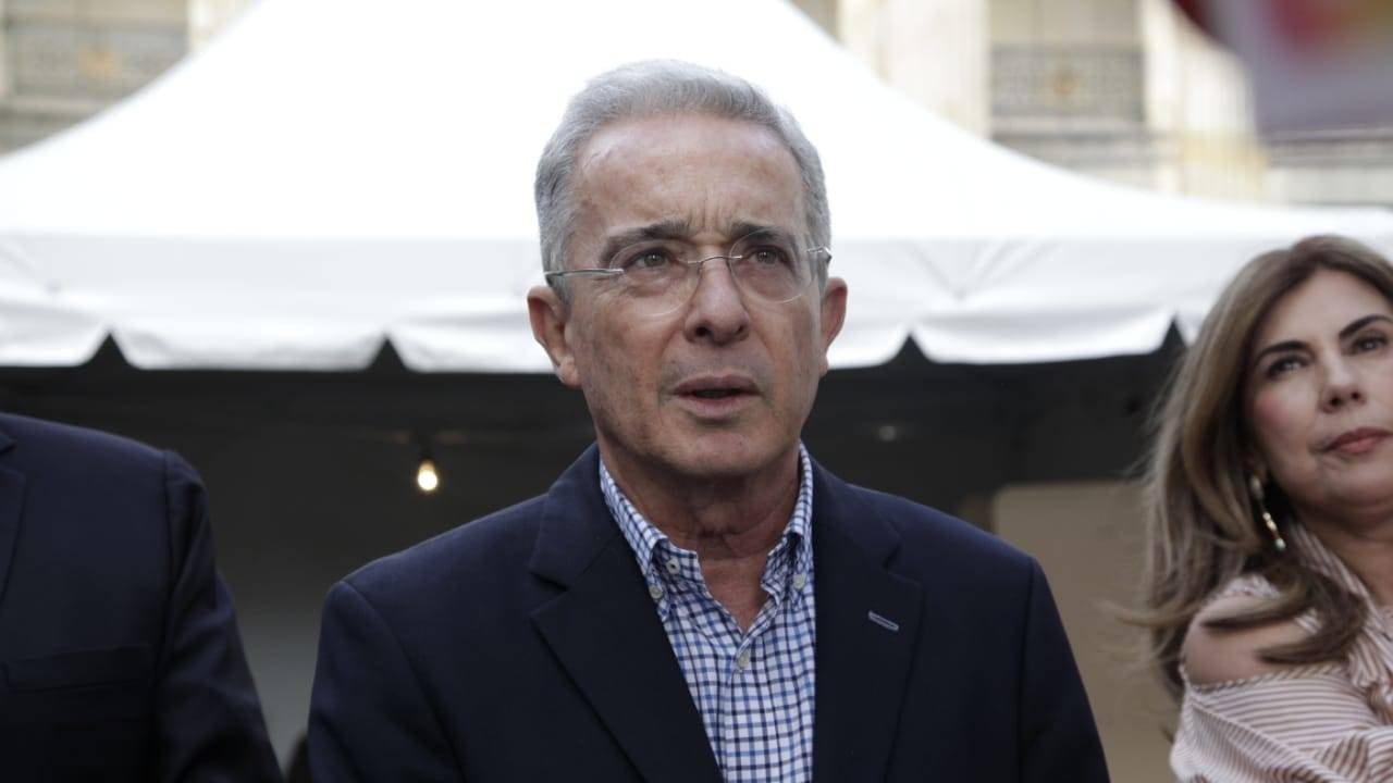 Fue tal la polvareda que se levantó por la frase suelta de Uribe, que él mismo trinó para tratar de calmar las aguas.