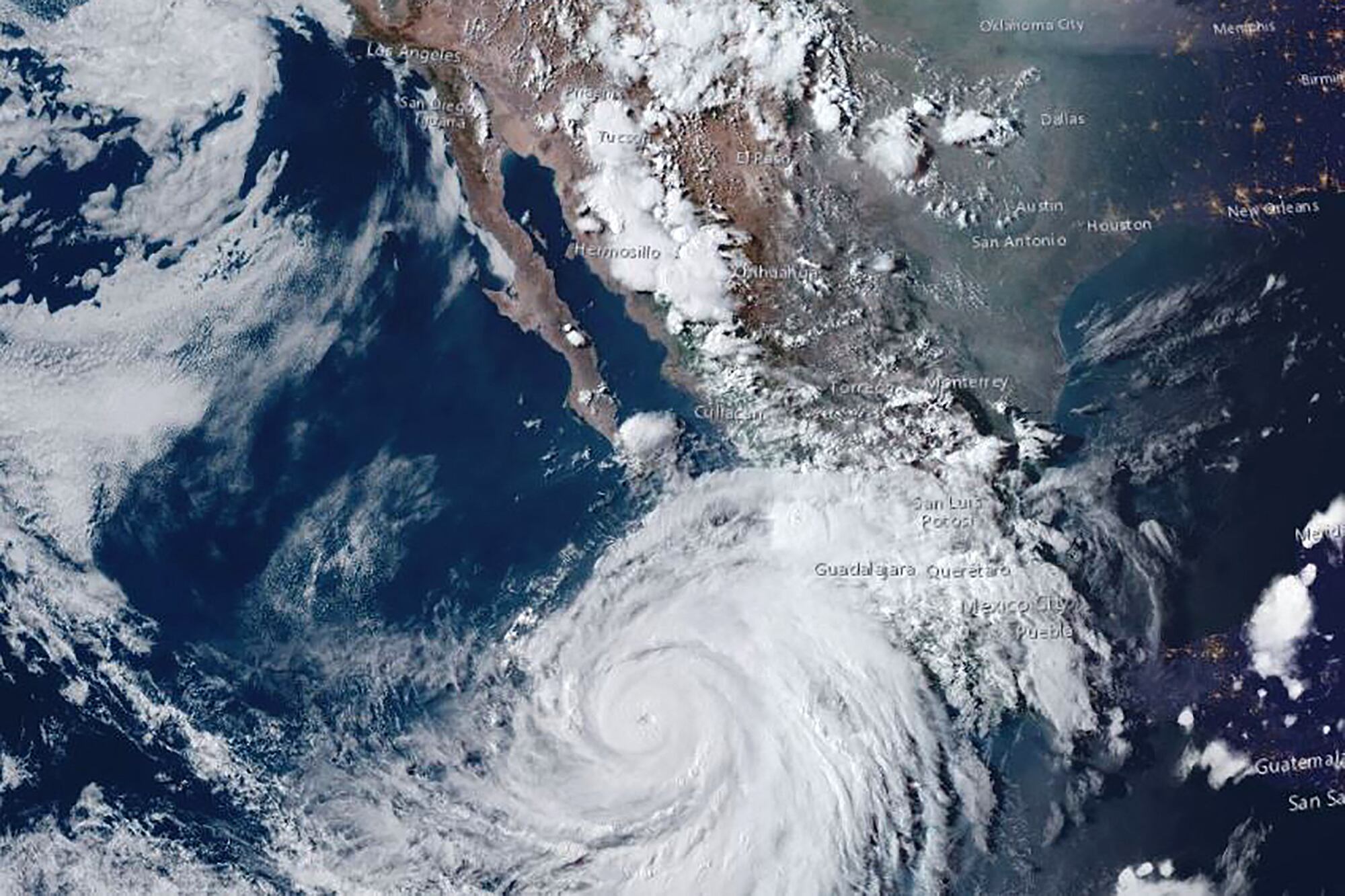 También se esperaban fuertes lluvias en el suroeste de Estados Unidos a partir del viernes a medida que la tormenta avanza hacia el norte, dijo el Centro Nacional de Huracanes (NHC) de Estados Unidos. (Foto por NOAA/AFP) / RESTRINGIDO A USO EDITORIAL - CRÉDITO OBLIGATORIO "AFP PHOTO/NOAA" - SIN MARKETING NI CAMPAÑAS PUBLICITARIAS - DISTRIBUIDO COMO SERVICIO A CLIENTES