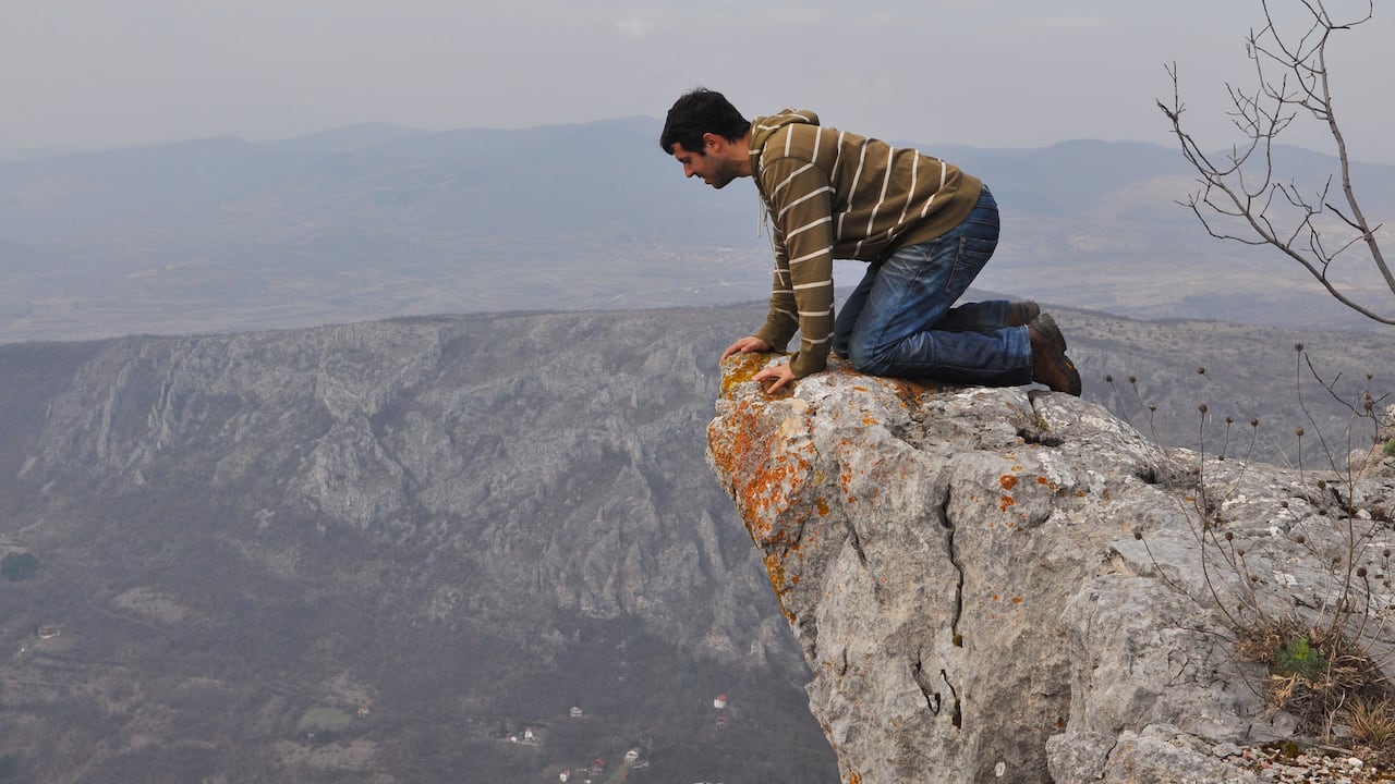 Miedo a las alturas, acrofobia, temor, hombre, montaña, paisaje