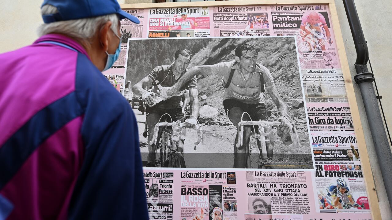 Postal de fondo con una imagen de Fausto Coppi ganador de cinco títulos del Giro de Italia
