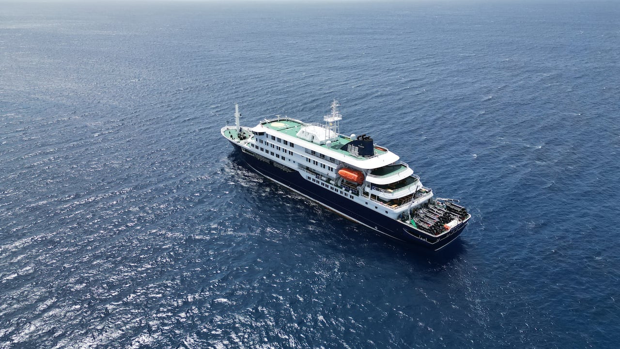 Esta fotografía aérea muestra una vista general del crucero MV Hondius anclado frente al puerto de Praia, la capital de Cabo Verde, el 4 de mayo de 2026.