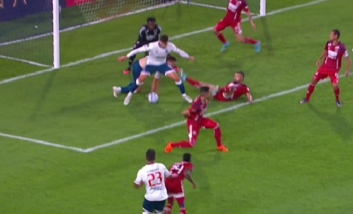 La polemica jugada sobre el último minuto en el duelo entre DIM y Nacional.