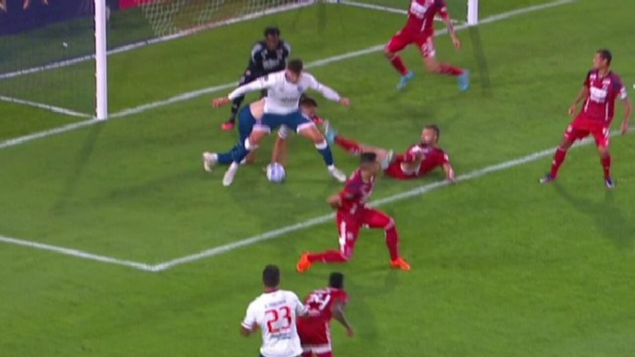La polemica jugada sobre el último minuto en el duelo entre DIM y Nacional.