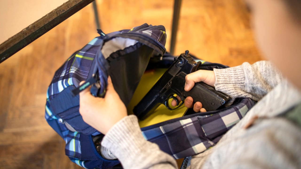 Los agentes se pusieron en contacto con el estudiante y el padre del niño, quien dijo que accidentalmente colocó el arma en la bolsa equivocada