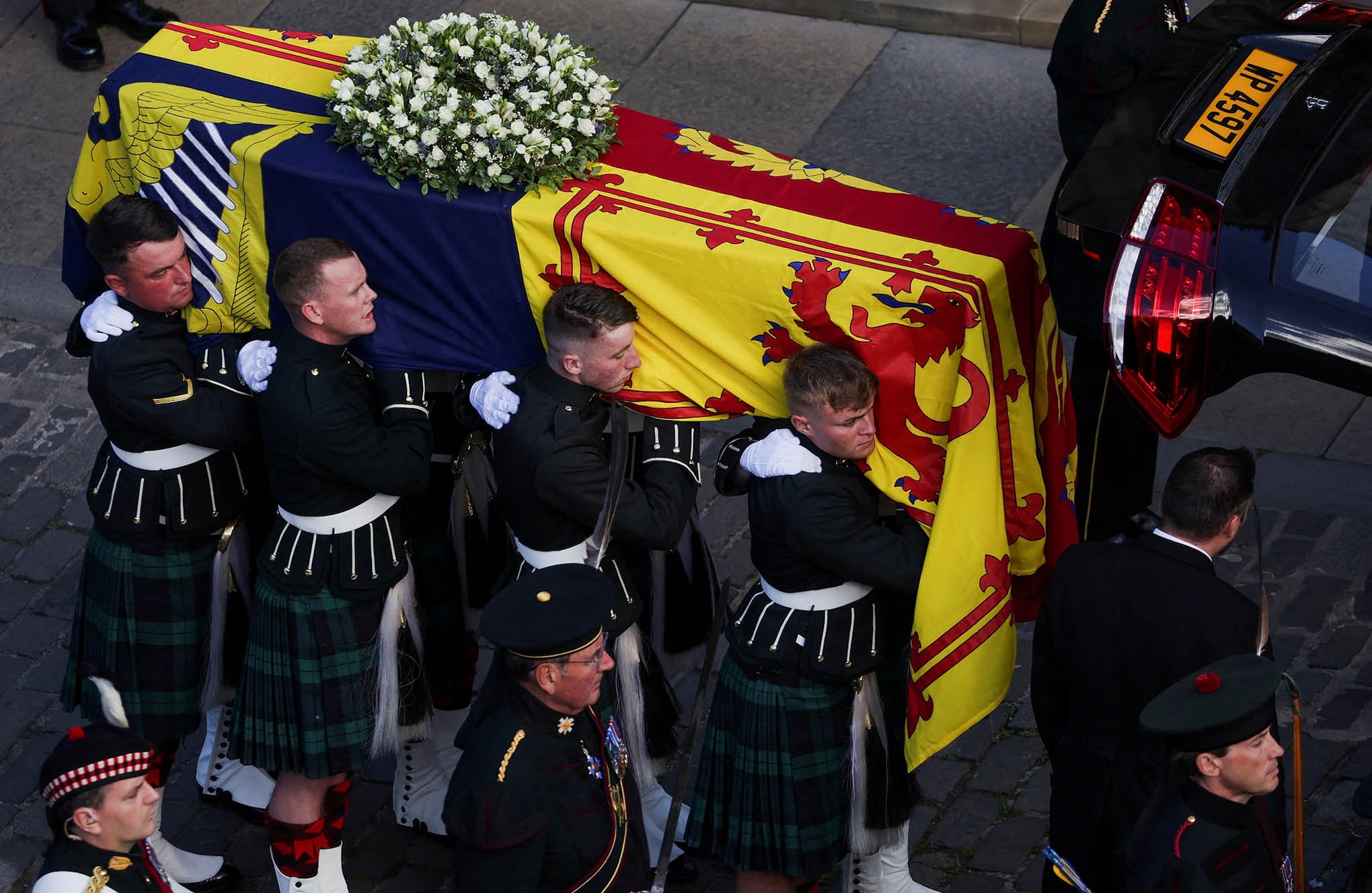 En imágenes : Los hijos de la reina Isabel escoltan el ataúd por Edimburgo