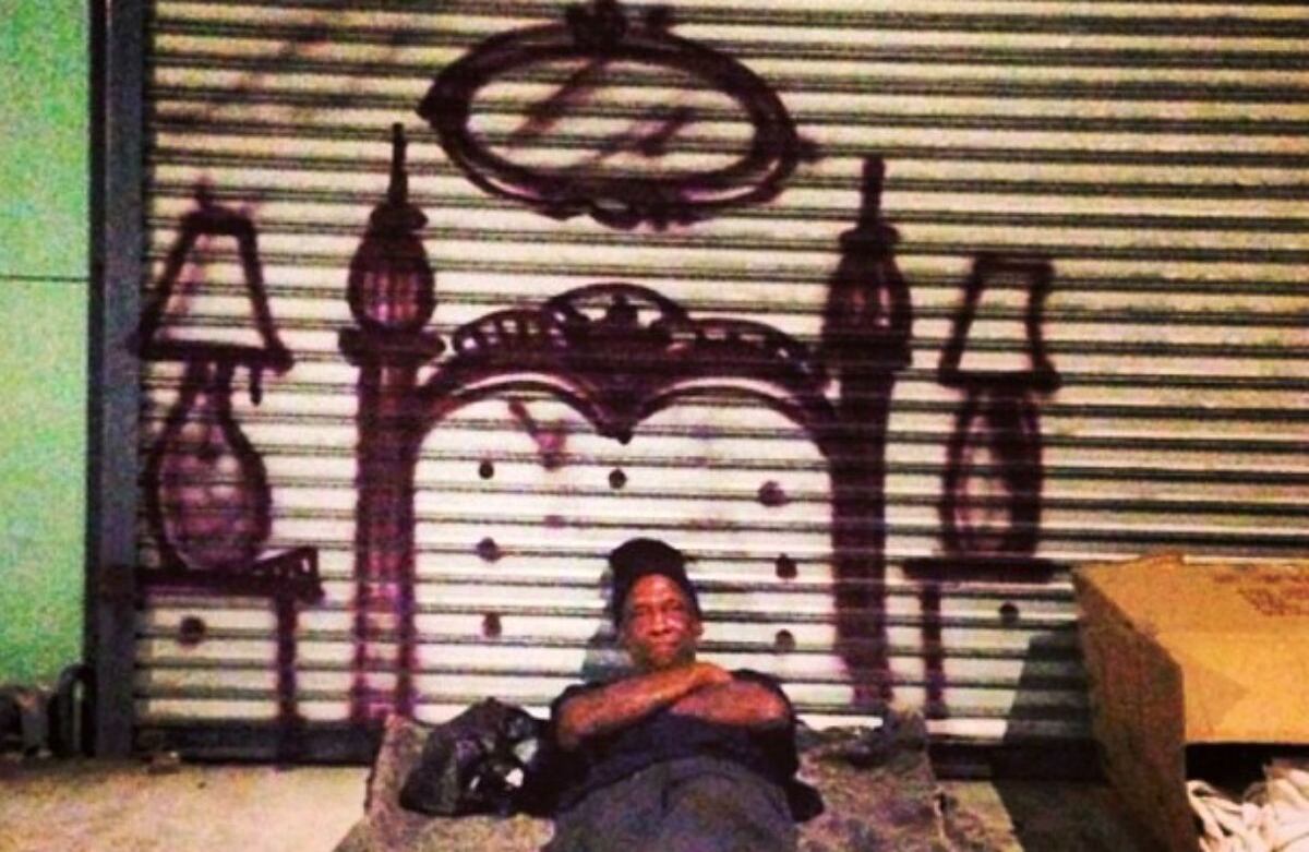 “Conocí a Tony un día junto con otros habitantes de la cuadra. Les dije que volveríamos con agua, cerveza, comida, cigarrillos y un poco de dinero para ayudarlos. Decían que necesitaban agua desesperadamente más que nada así que les llevamos diez galones”.Foto: @skidrobot 