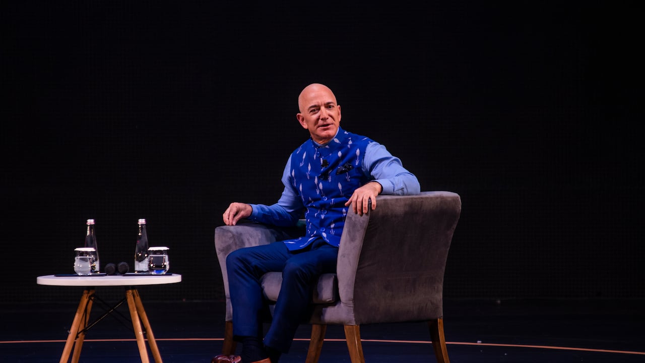 El pasado 20 de julio Bezos viajó al espacio con otros tres pasajeros transportados por la cápsula New Shepard de Blue Origin, lo que representó el primer vuelo tripulado de su compañía.