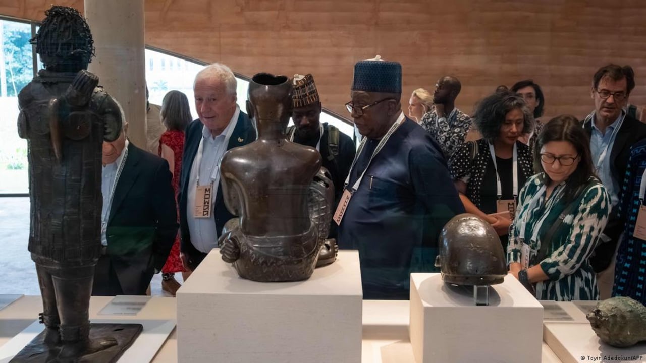 Nigeria, Ciudad de Benín: invitados viendo obras de arte en un evento de preestreno antes de que el museo fuera asaltado por manifestantes.
