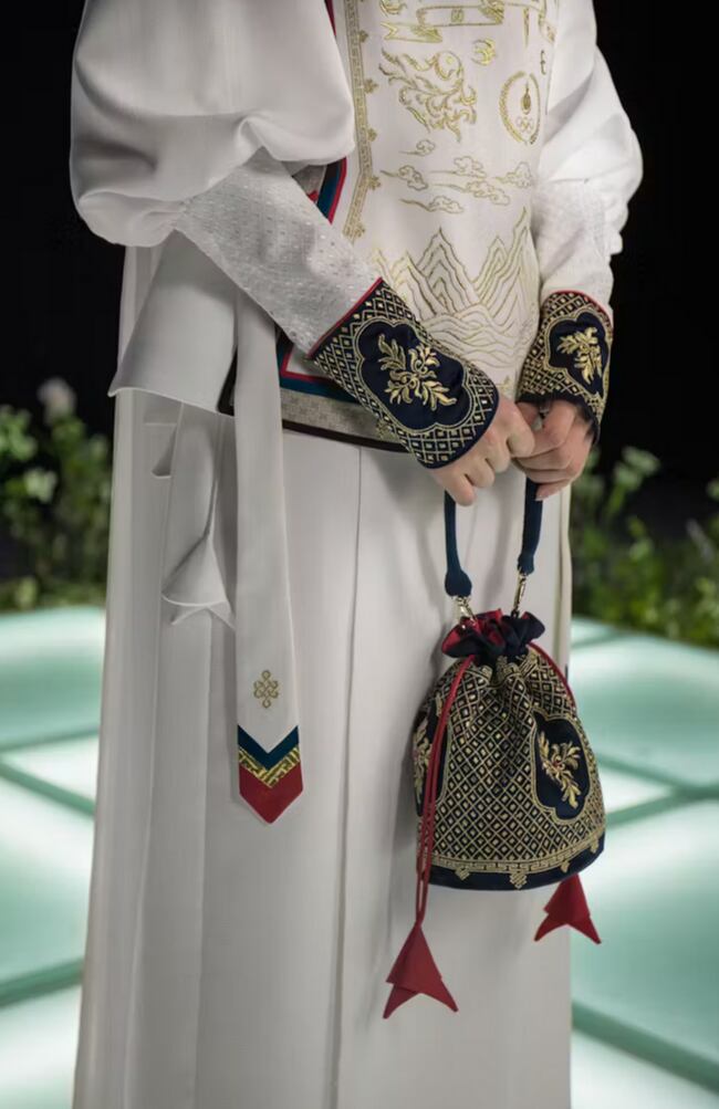 El uniforme de Mongolia, de Michel&Amazonka, presenta intrincados detalles cosidos. Michel&Amazonka