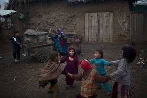 Unas niñas refugiadas de Afganistán juegan en las afueras de un barrio de periferia en Islamabad, Pakistán. (AP)