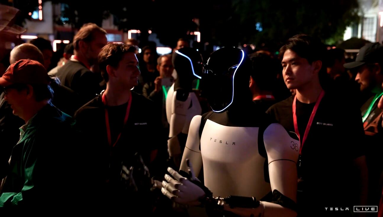 Optimus, el robot humanoide de Tesla, sorprendió a los asistentes al participar en un juego de "piedra, papel o tijera", demostrando su capacidad para interactuar y entretener, con un precio previsto entre 20.000 y 30.000 dólares.