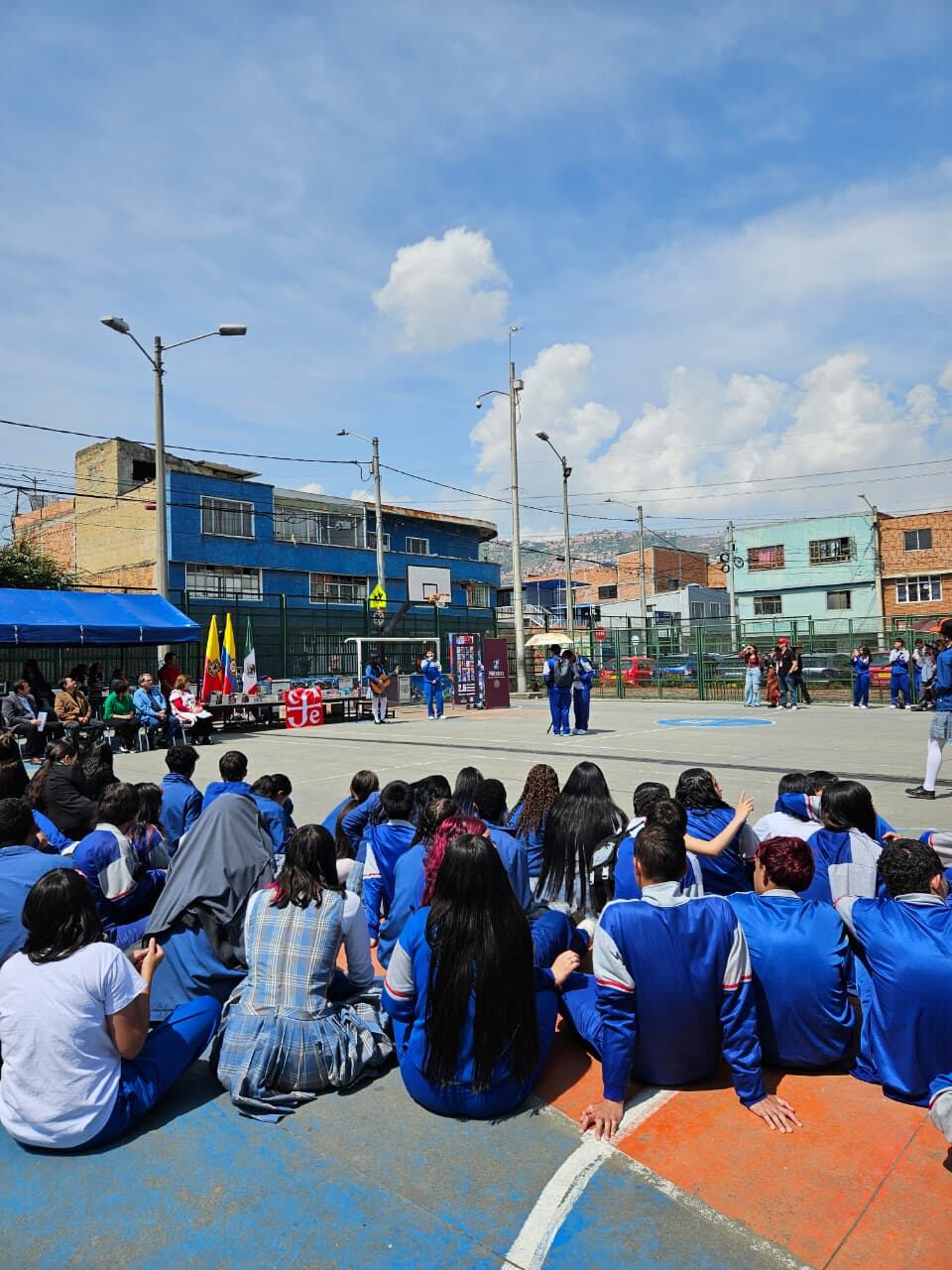 25 para el 25 es una iniciativa editorial dirigida a adolescentes y jóvenes
latinoamericanos, cuyo propósito es fomentar el hábito lector y propiciar un
acercamiento crítico y sensible a la memoria histórica, los procesos sociales y las luchas que han marcado la región.