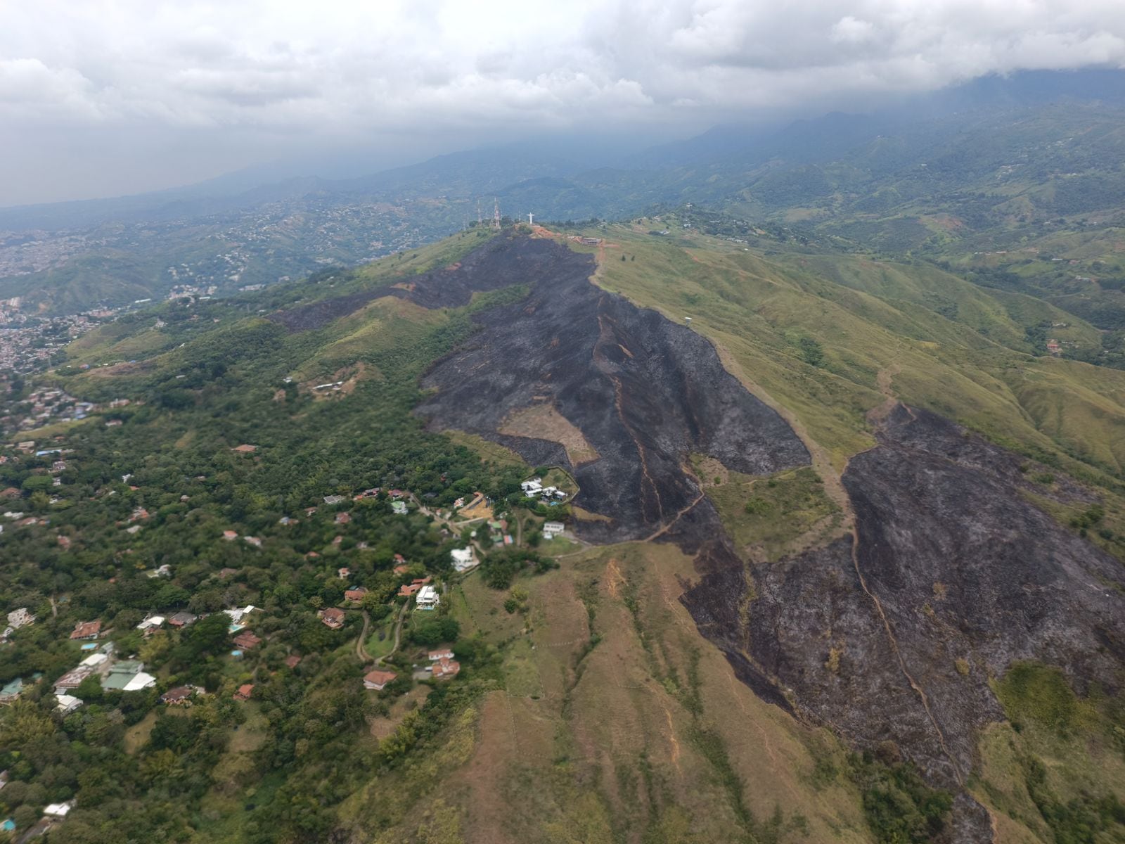 Así quedó el Cerro de Cristo Rey tras el voraz incendio de este martes.