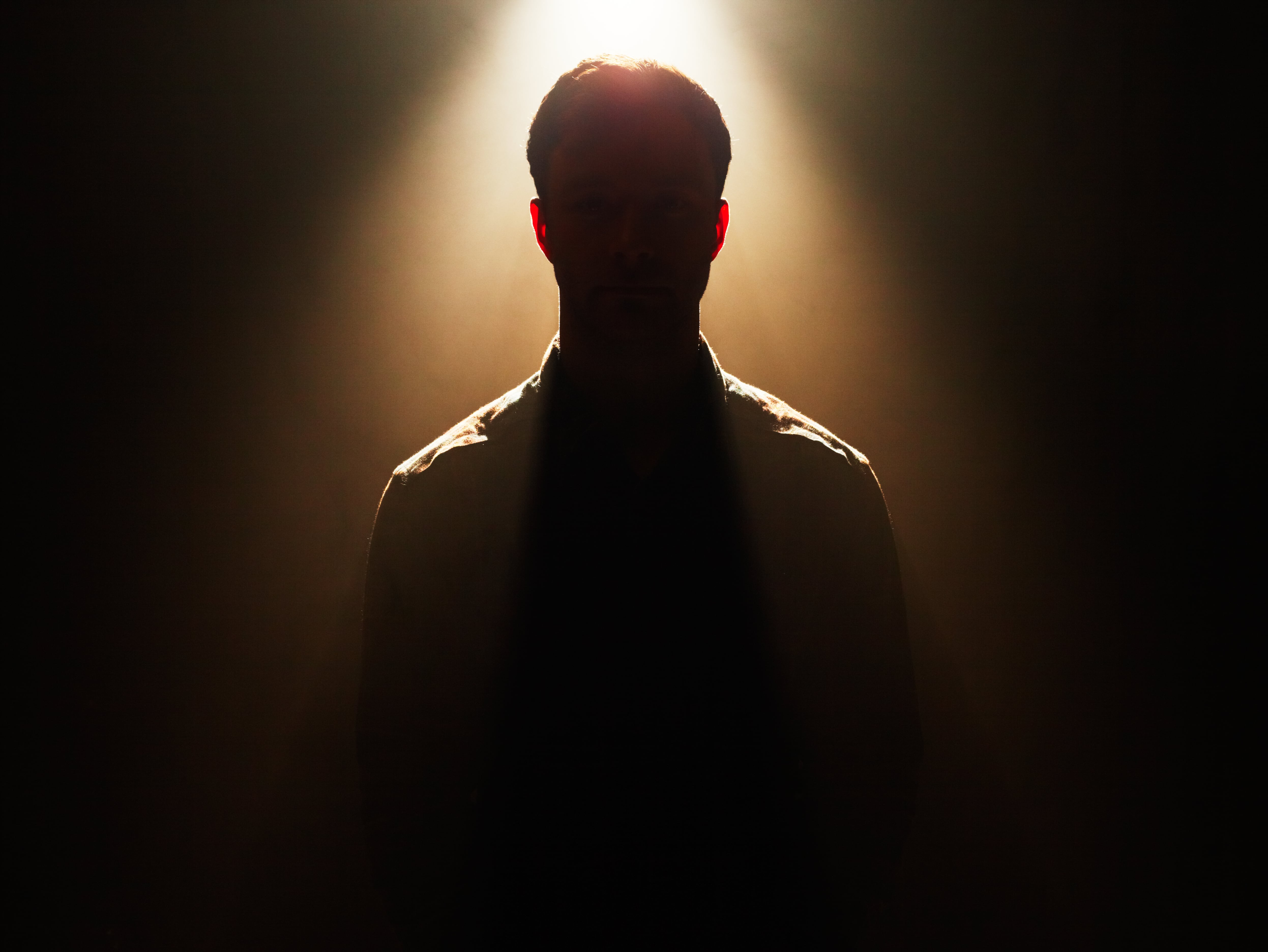 Hombre joven en silueta.