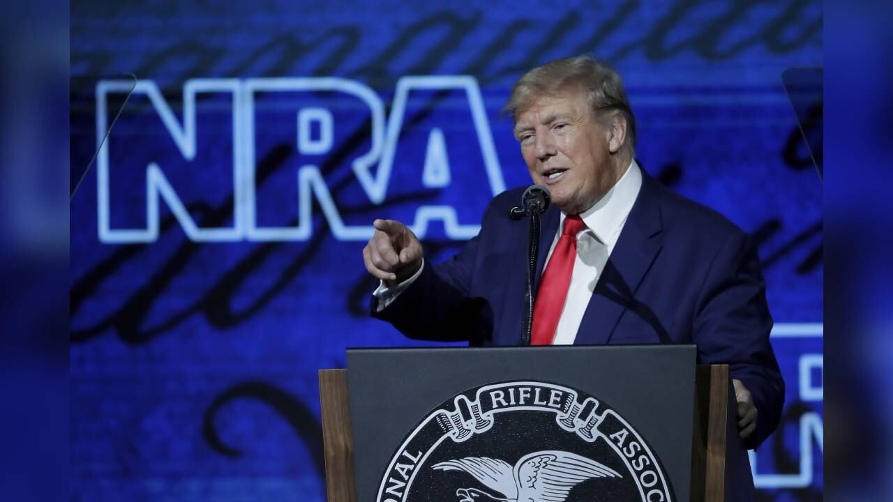 El expresidente Donald Trump habla durante el Foro de liderazgo en la Reunión Anual de la Asociación Nacional del Rifle en el Centro de Convenciones George R. Brown el viernes 27 de mayo de 2022, en Houston. Foto: AP/Michael Wyke.