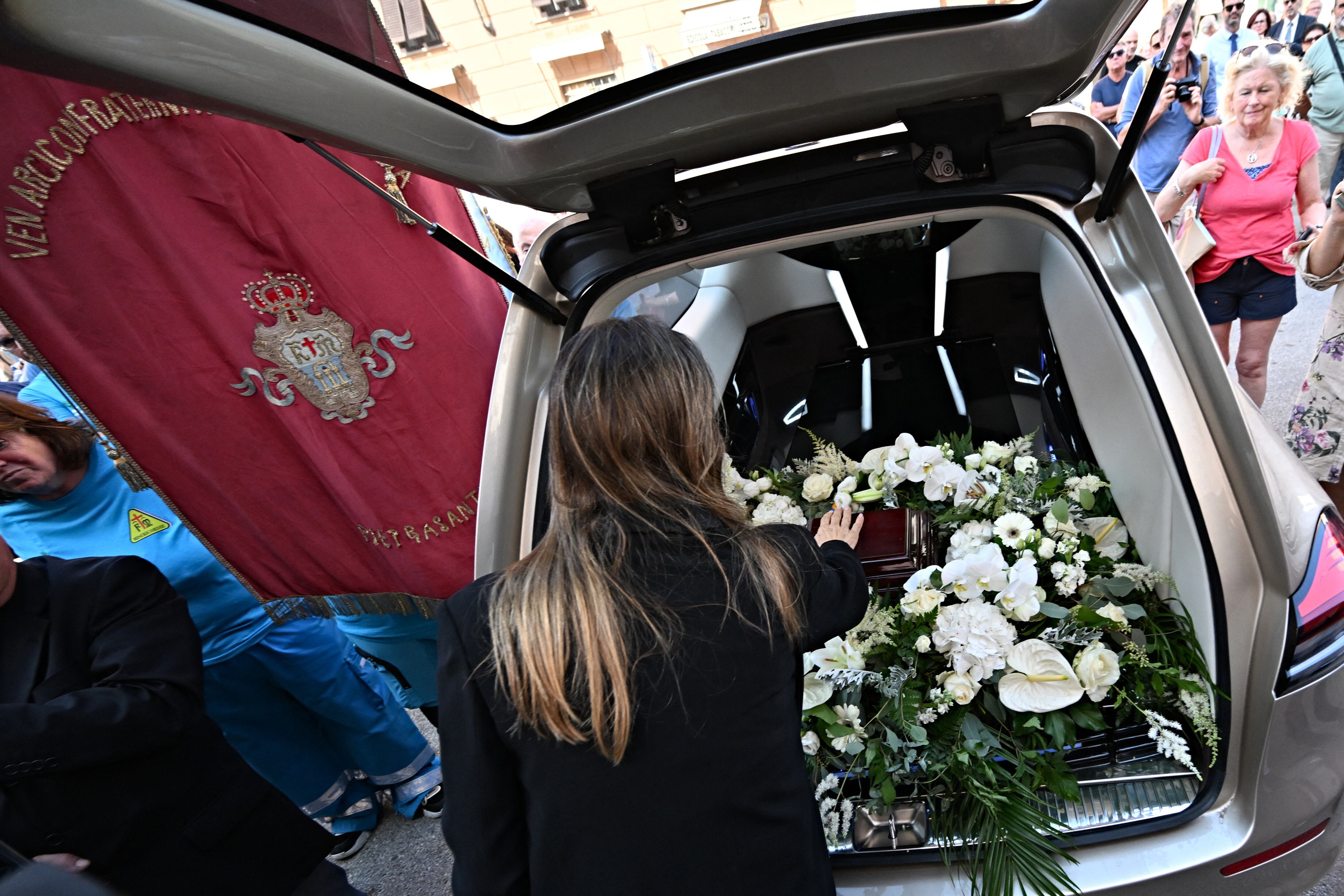 Lina Botero toca la urna que contiene las cenizas de su padre, el artista colombiano Fernando Botero, durante el funeral fuera de la ceremonia en la catedral central de la ciudad de Pietrasanta, en la región de Toscana, el 7 de octubre de 2023. (Foto de Andreas SOLARO / AFP)
