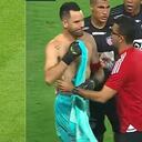 Jugador de Camerún fue expulsado por quitarse la camiseta.