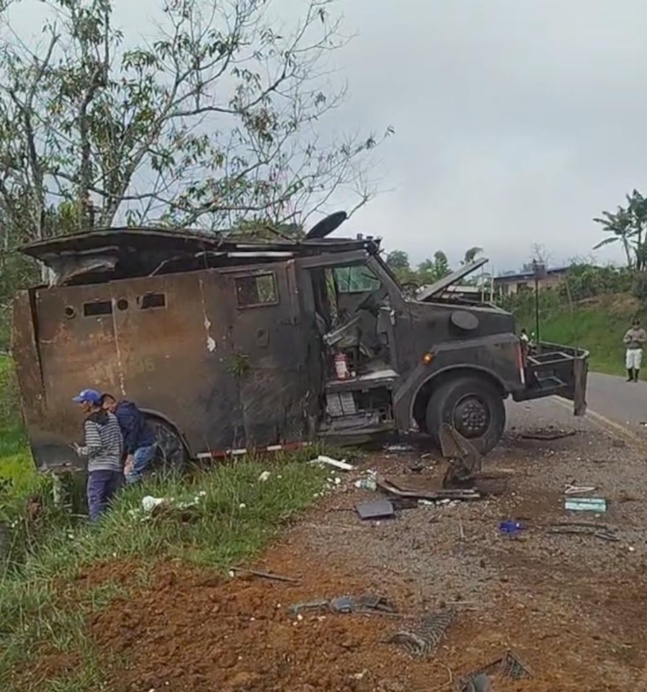 Tanqueta atacada en El Zarzal, municipio de El Tambo, Cauca.