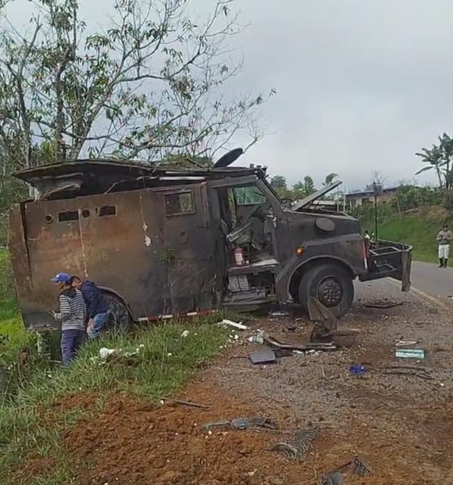 Tanqueta atacada en El Zarzal, municipio de El Tambo, Cauca.
