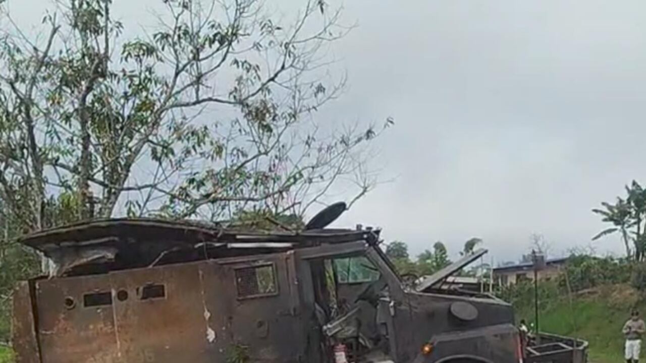 Tanqueta atacada en El Zarzal, municipio de El Tambo, Cauca.