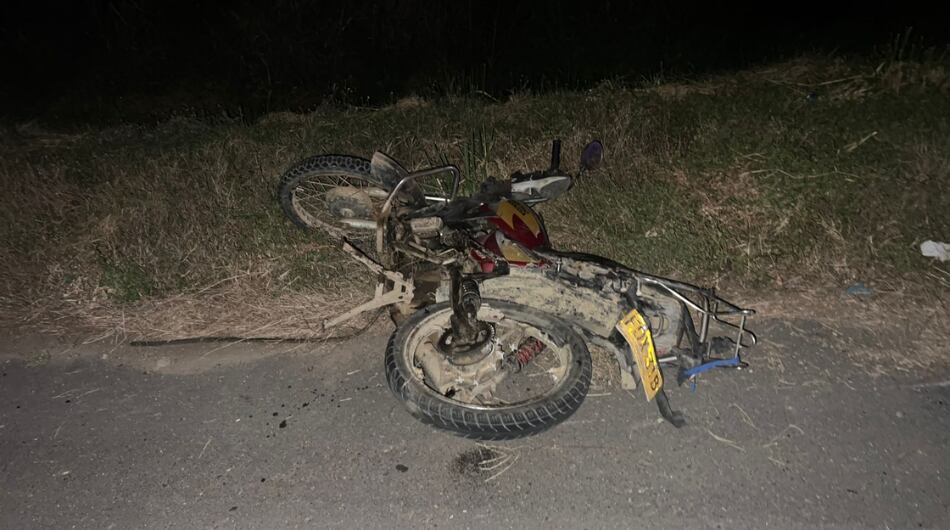 Una de las motocicletas involucradas en el accidente de tránsito.