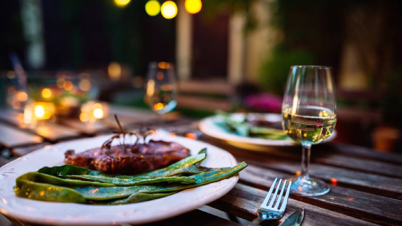 La mujer estaba departiendo con sus amigos en un bar (imagen de referencia).