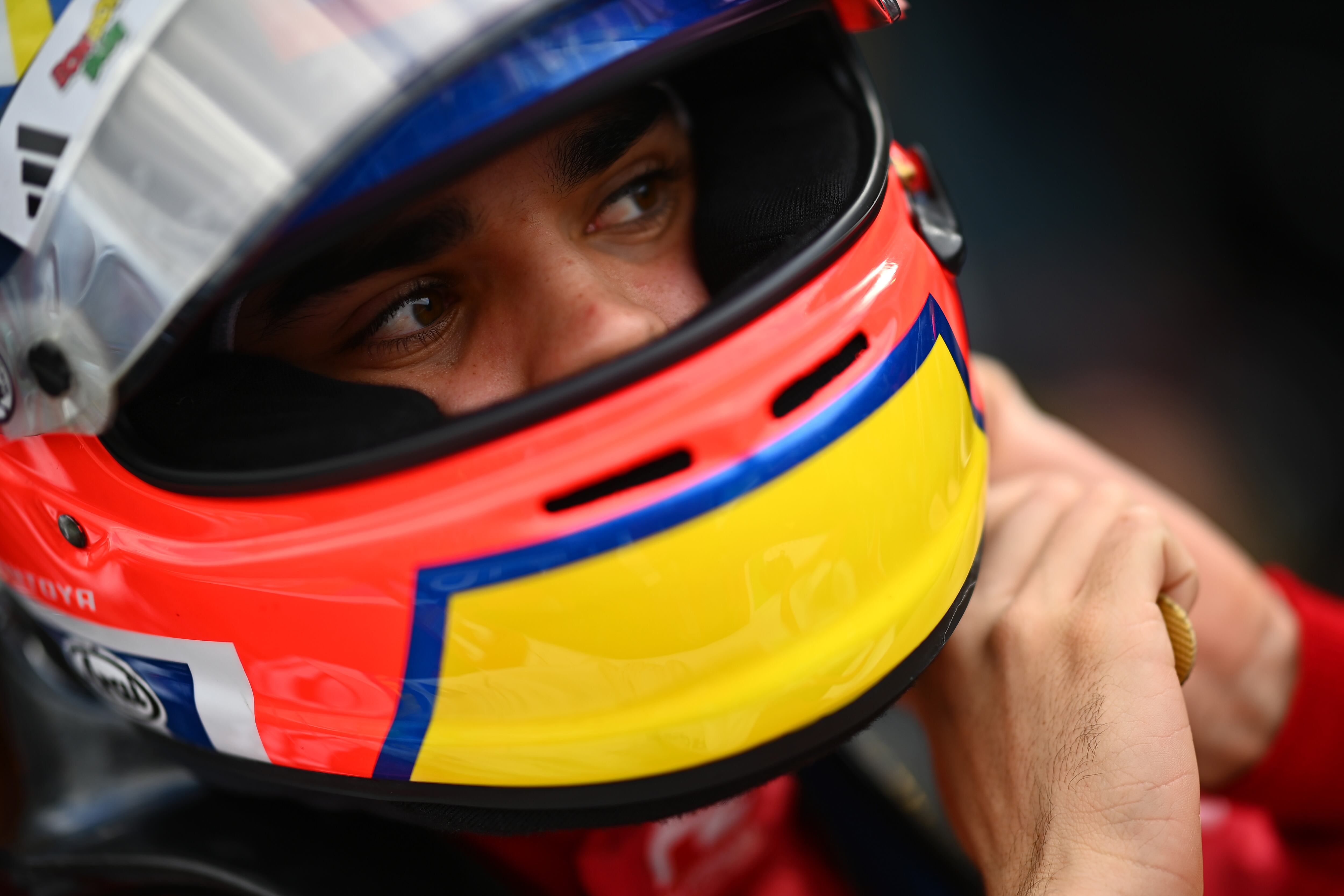 Sebastián Montoya portando en su casco la bandera de Colombia en la F2