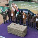 Los rehenes israelíes (de izquierda a derecha) Ohad Ben Ami, Eli Sharabi y Or Levy, que estuvieron retenidos por Hamás en Gaza desde el 7 de octubre de 2023, escoltados por combatientes de Hamás antes de ser entregados a la Cruz Roja en Deir al-Balah, en el centro de Gaza, el 8 de febrero de 2025. (AP Foto/Mohammad Abu Samra)