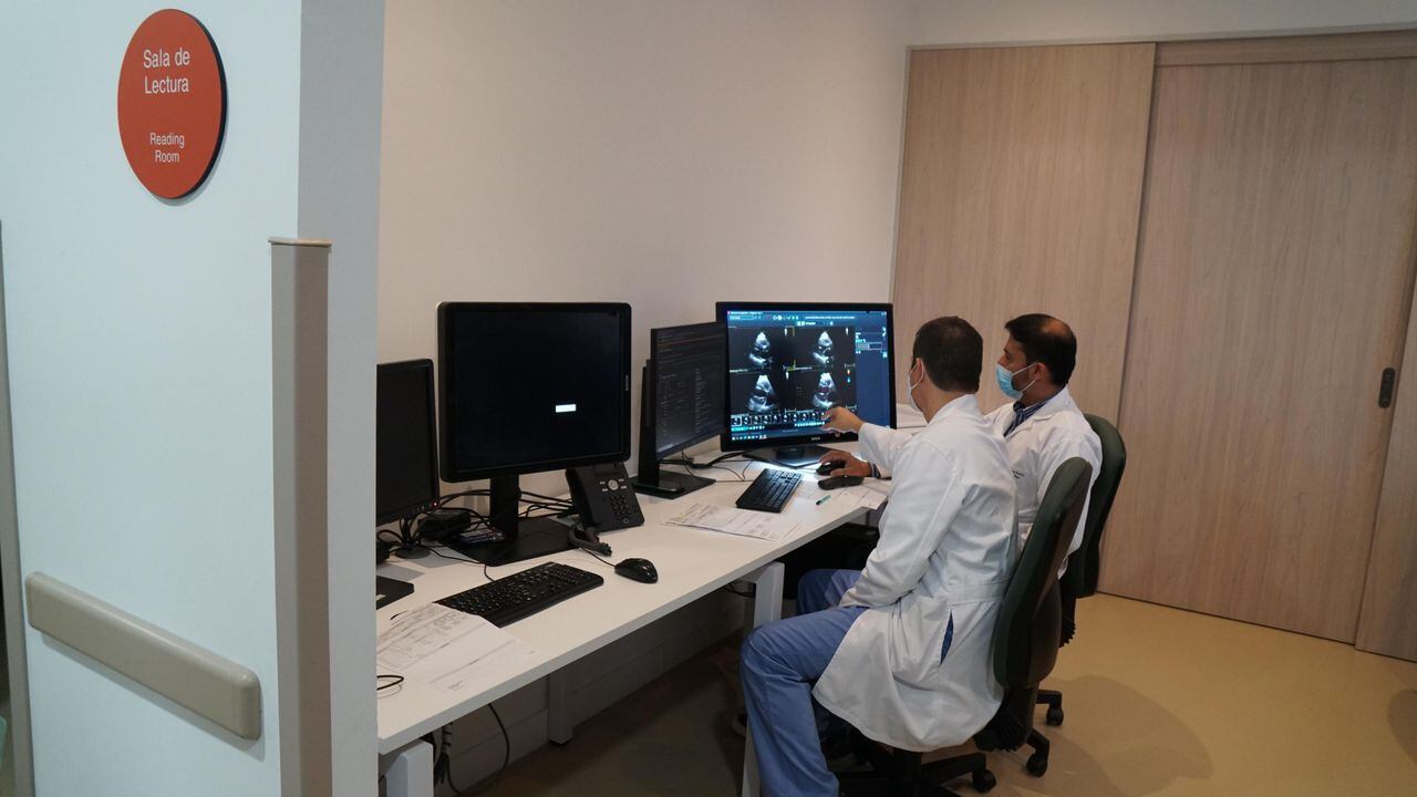 La Unidad de Cardiología No Invasiva cuenta con cinco cardiólogos especialistas en ecocardiografía, y con cuatro enfermeros especialistas sonografía cardiaca.