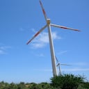 Cielo azul y un aerogenerador en el desierto de la Guajira