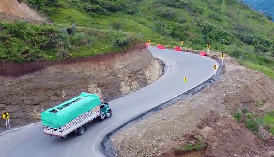 Así se veía la vía antes de que se dañara y le salieran grietas.