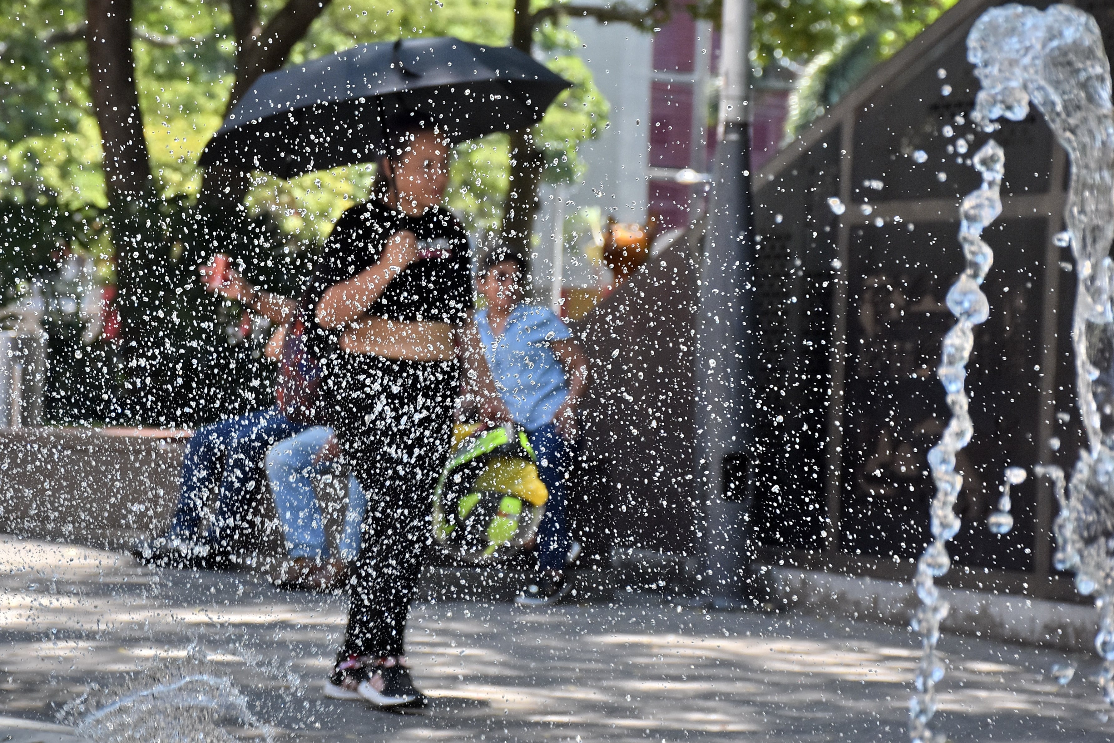 Santiago de Cali amaneció hoy con temperaturas aproximadas a los 34 Grados, esto debido al fenómeno del niño y los caleños se las ingenian para protegerse del inclemente sol que por estos días golpea a la ciudad.