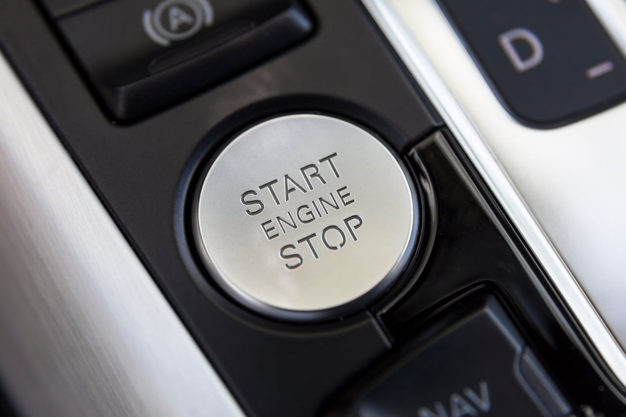 Los carros modernos tienen sistemas Start Stop que permiten apagar el motor cuando el auto se detiene.