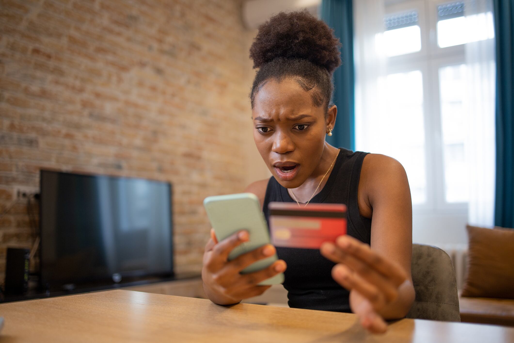 Entregar información confidencial a través del celular representa un riesgo que cada vez más personas subestiman.