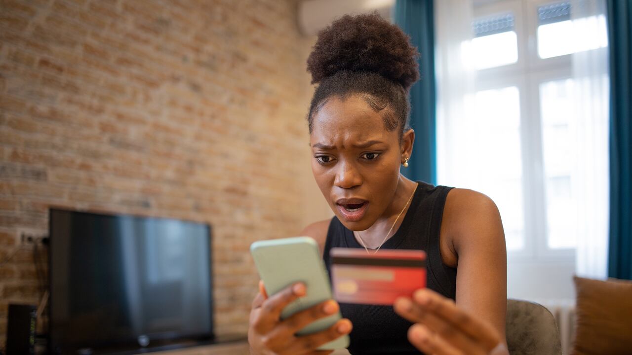 Un descuido en una llamada o mensaje puede dar paso a estafas que terminan en el vaciamiento total de cuentas bancarias.