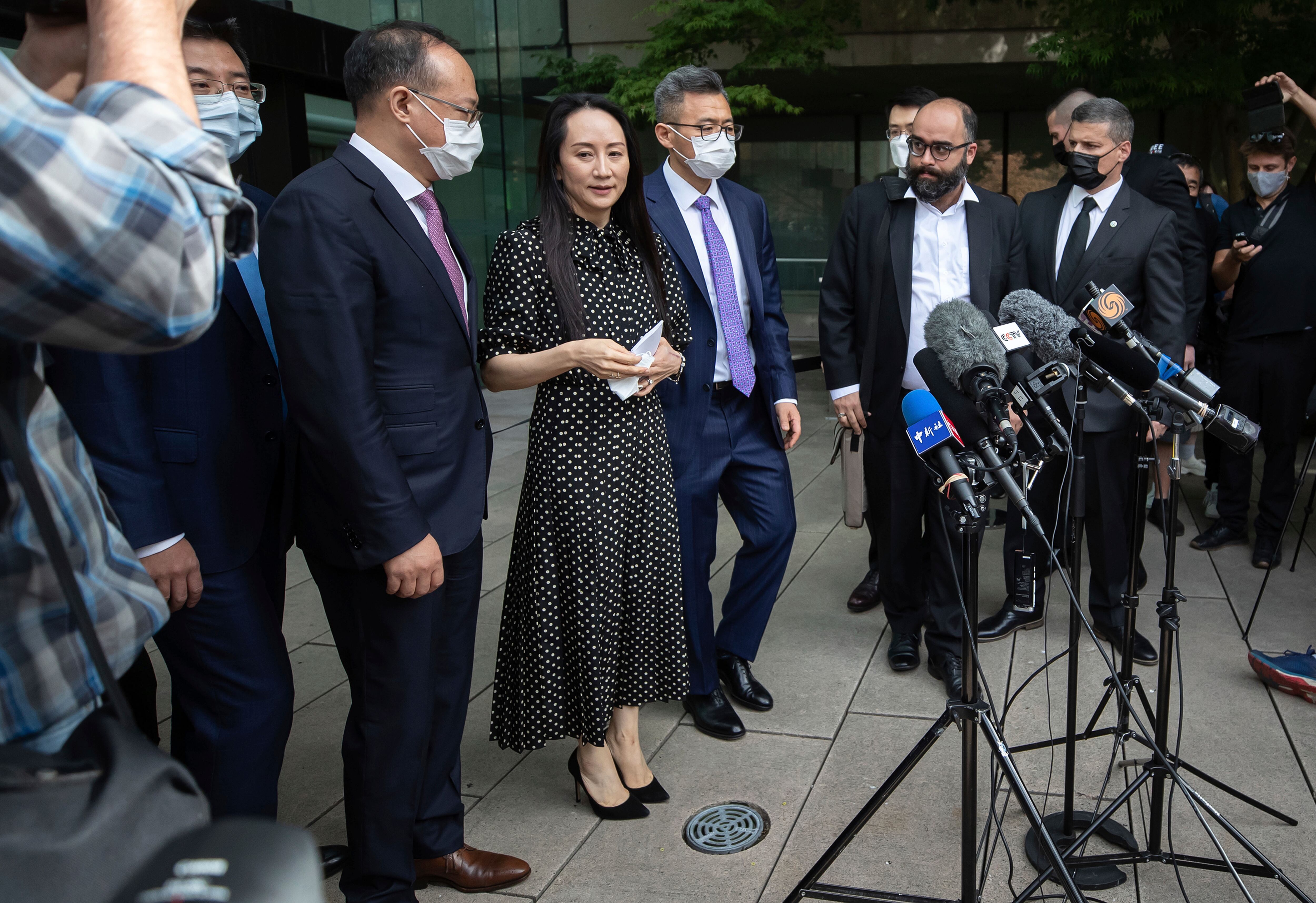 Meng Wanzhou, directora financiera de Huawei, que ya no usa un monitor de tobillo, se prepara para leer un comunicado fuera de B.C. Tribunal Supremo en Vancouver, Columbia Británica, viernes 24 de septiembre de 2021 (Darryl Dyck / The Canadian Press vía AP)