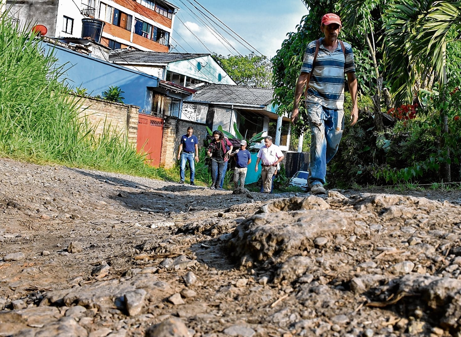 El crítico estado de las vías se ha tornado peligroso para el tránsito de los habitantes de La Buitrera.