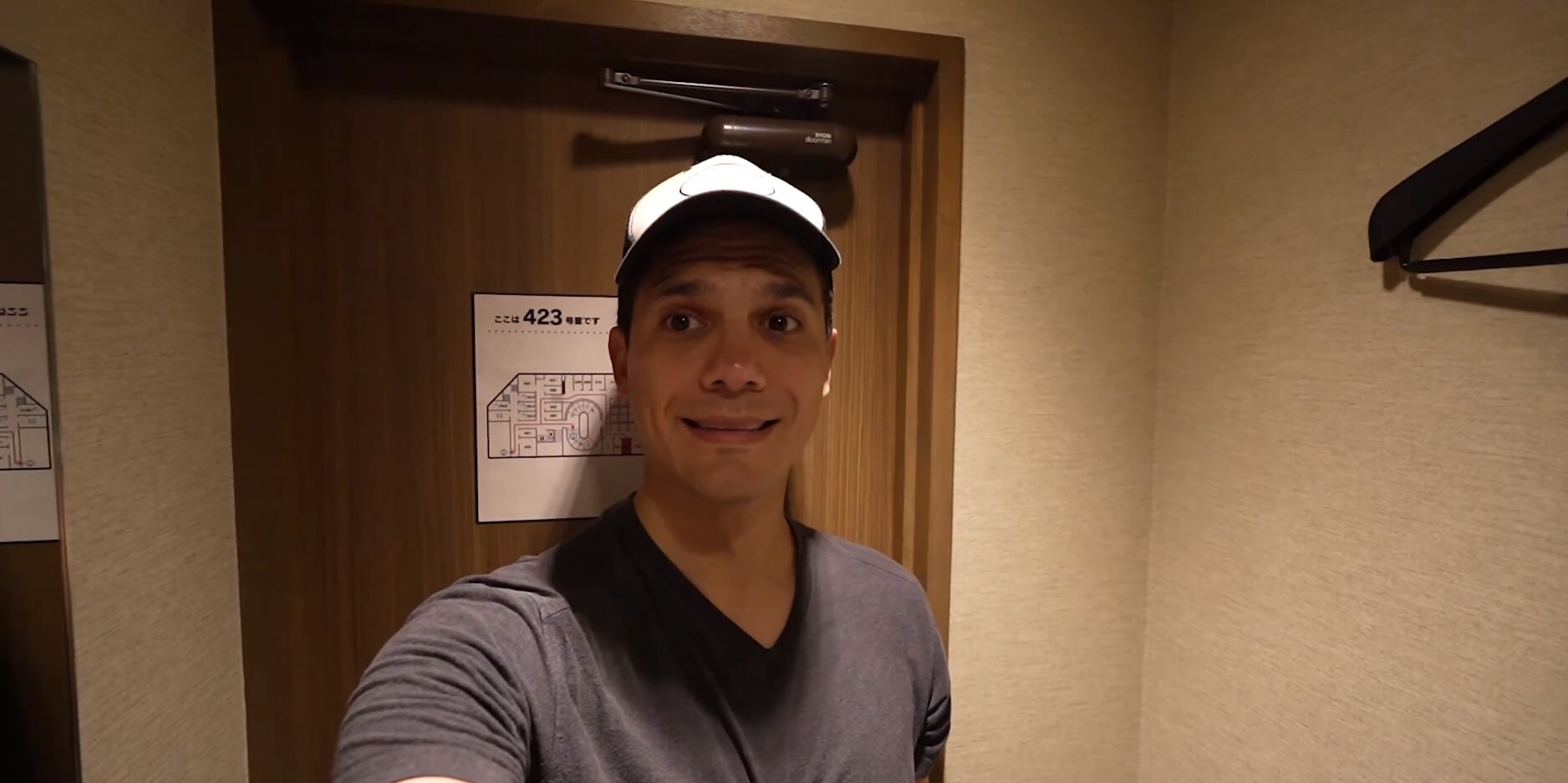 El youtuber alquiló una de estas habitaciones por 24 horas.