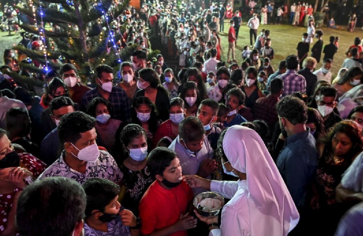 Los devotos cristianos toman la comunión durante una misa de Navidad en la Basílica de Nuestra Señora de Lanka, en Sri Lanka.