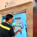 Cierre del centro médico y el momento en el que la mujer da a luz en plena calle.
