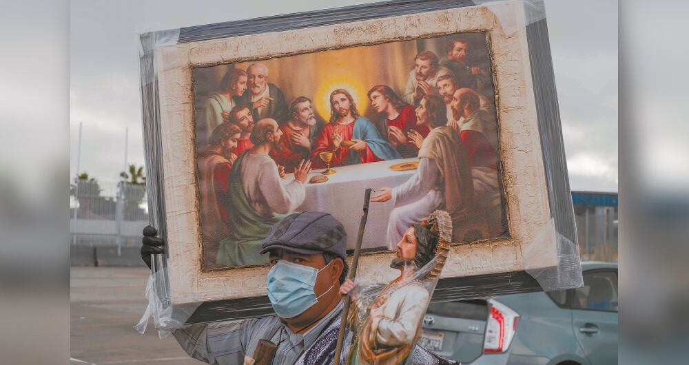 Un vendedor ambulante en la garita San Ysidro, Tijuana, México.  18 de mayo  de 2020.  Foto de Fred Ramos.