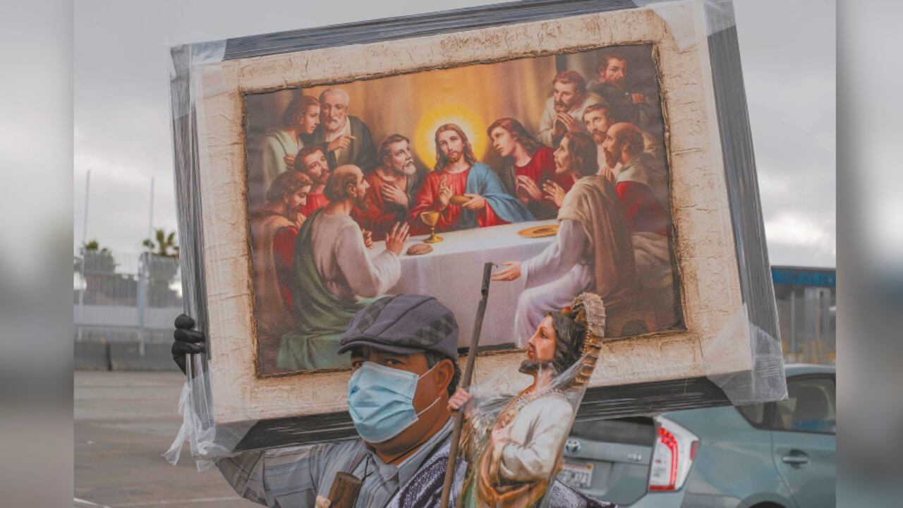 Un vendedor ambulante en la garita San Ysidro, Tijuana, México.
18 de mayo
de 2020.
Foto de Fred Ramos.