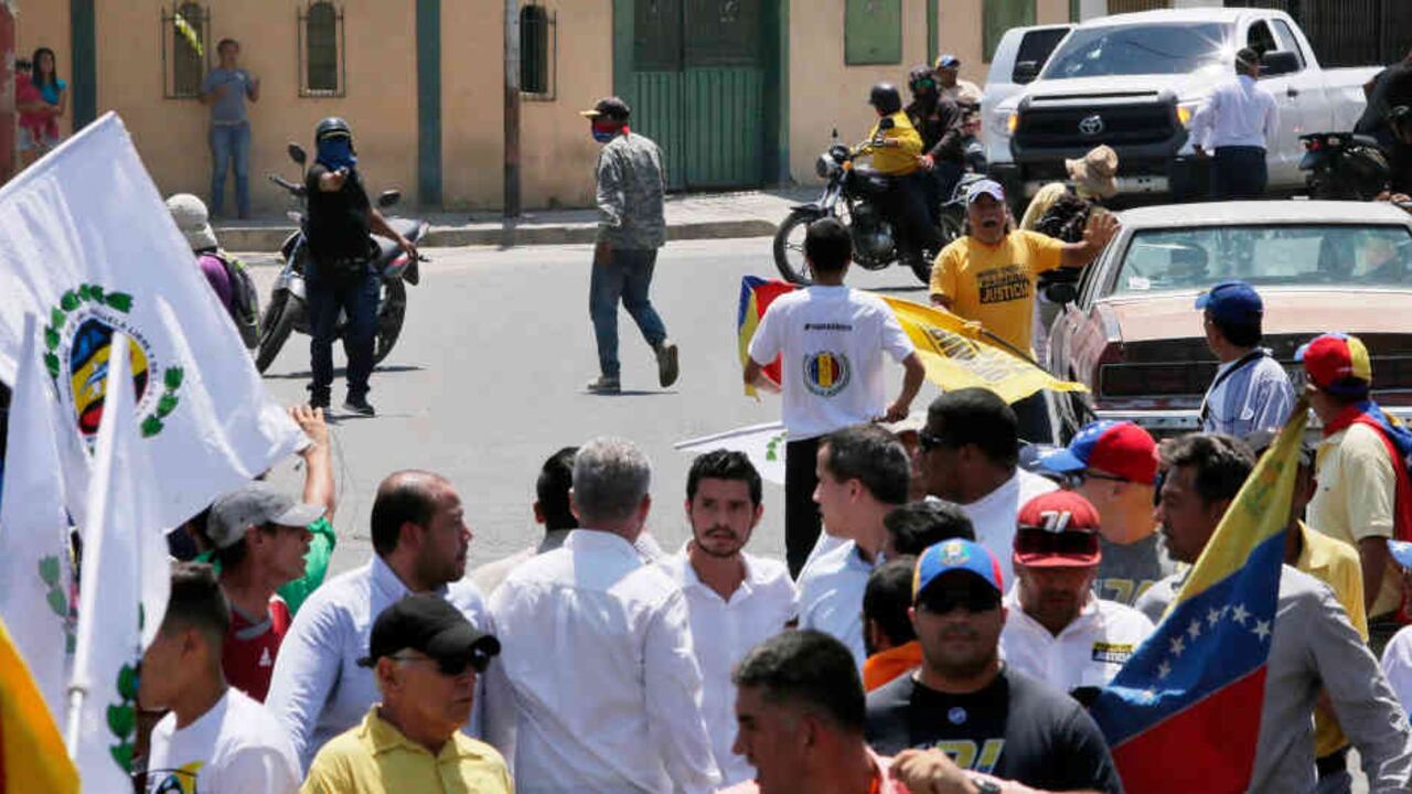 Los hechos dejaron al menos un herido.