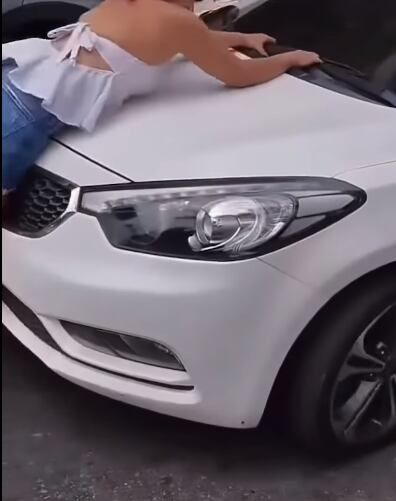 La mujer se colgó de la parte frontal del vehículo porque el sujeto se negó a detenerse.