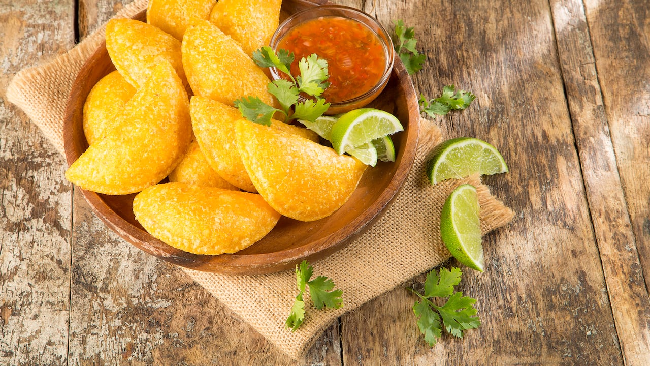 Las empanadas son un bocado querido y omnipresente en la gastronomía colombiana, puesto que estas deliciosas y versátiles “pocket foods” (comidas de bolsillo) se han convertido en un favorito indiscutible entre los colombianos.