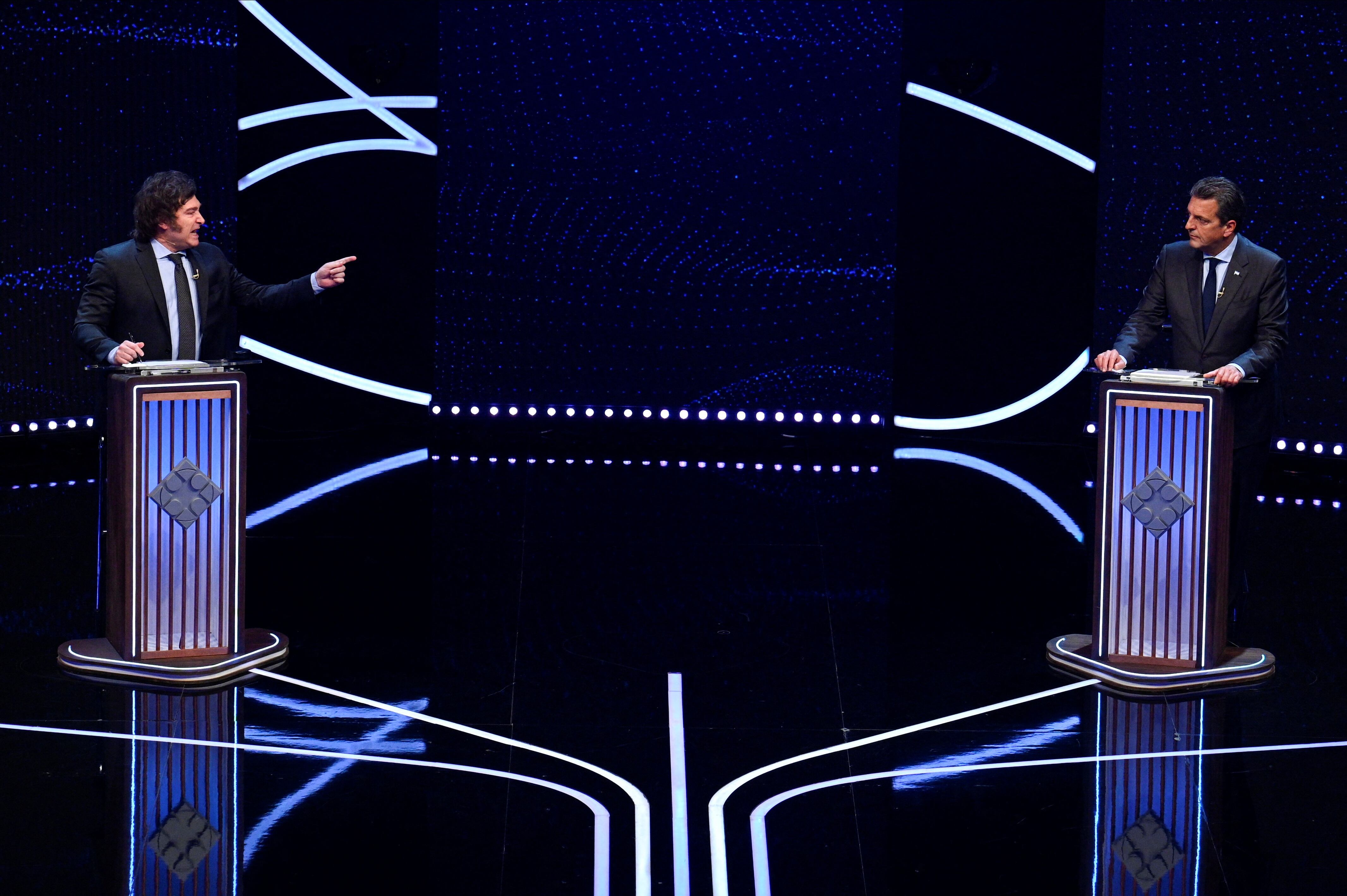 Los candidatos presidenciales de Argentina Sergio Massa del partido Unión por la Patria y Javier Milei del partido La Libertad Avanza interactúan durante el debate presidencial previo a las elecciones generales del 19 de noviembre, en la Facultad de Derecho de la Universidad de Buenos Aires, en Buenos Aires, Argentina, el 12 de noviembre de 2023.