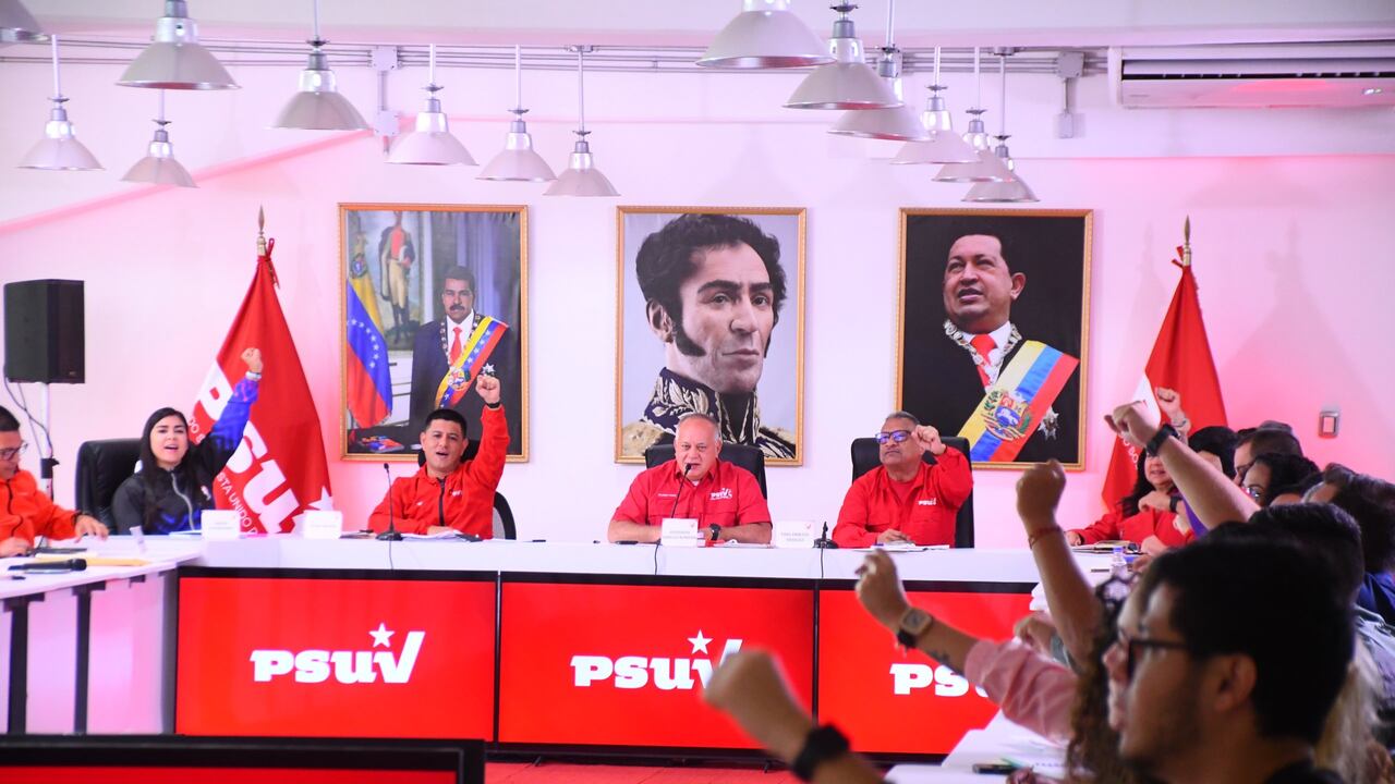 El primer vicepresidente del PSUV se reúne con su equipo en Venezuela.